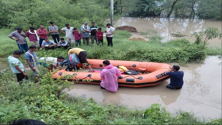 डबरा के नंदू का डेरा से 50 लोगों को रेस्क्यू