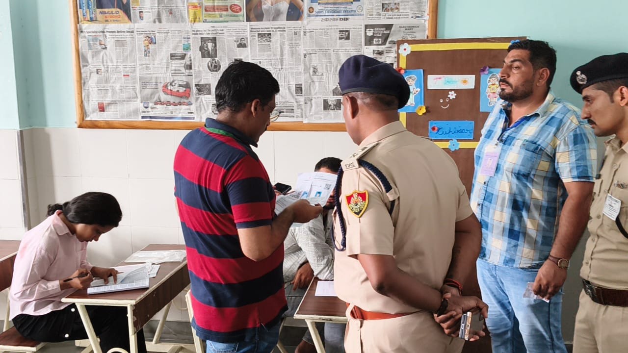परीक्षा केंद्र में रोल नंबर की जांच करते हुए डीसी। परीक्षा केंद्र में रोल नंबर की जांच करते हुए डीसी।