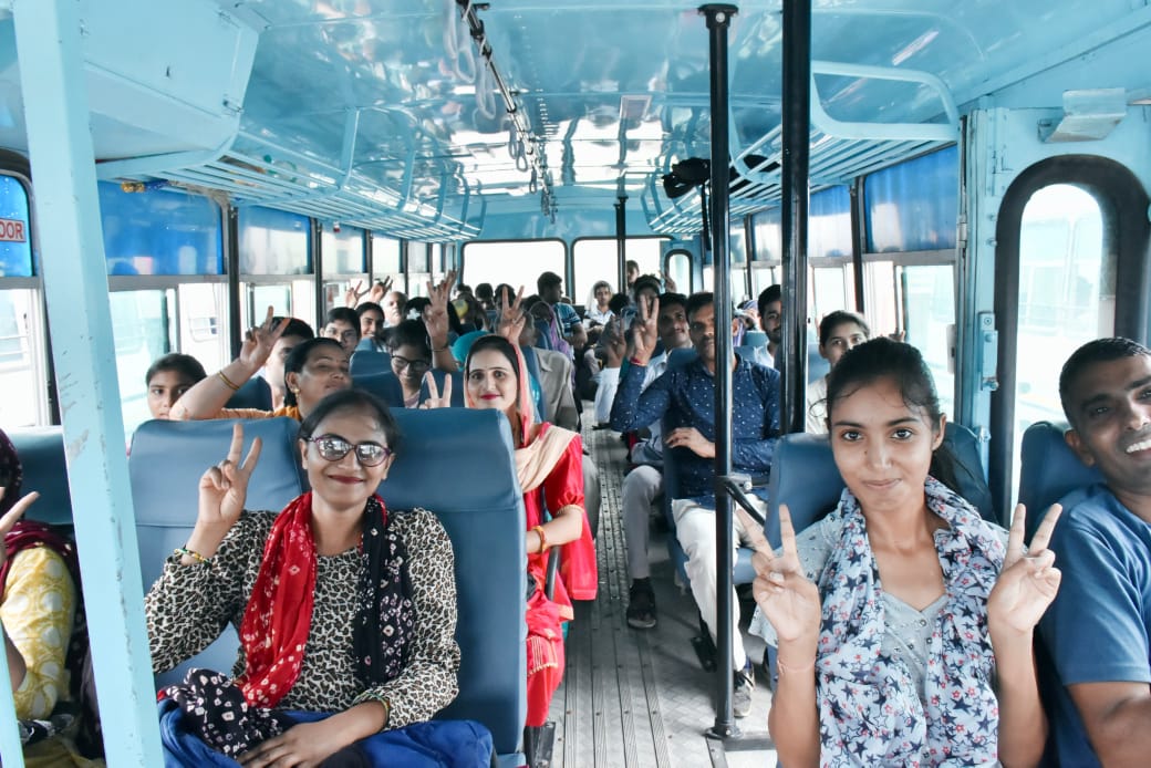 हंसते हुए चेहरों के साथ परीक्षा केंद्रों के लिए रवाना होते परीक्षार्थी। हंसते हुए चेहरों के साथ परीक्षा केंद्रों के लिए रवाना होते परीक्षार्थी।