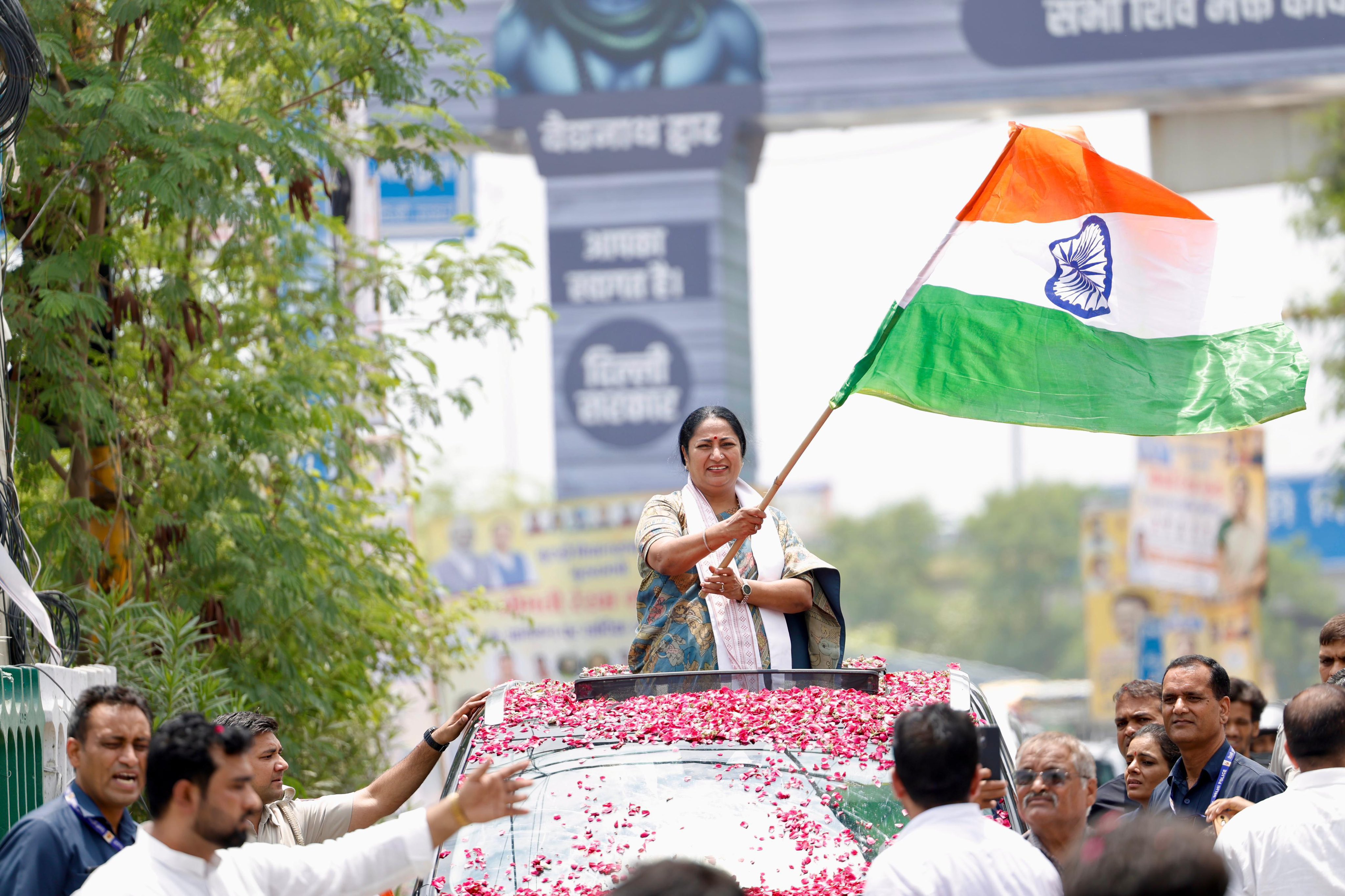 दिल्ली के बुराड़ी बाईपास पर शनिवार को रोड शो करती मुख्यमंत्री रेखा गुप्ता दिल्ली के बुराड़ी बाईपास पर शनिवार को रोड शो करती मुख्यमंत्री रेखा गुप्ता