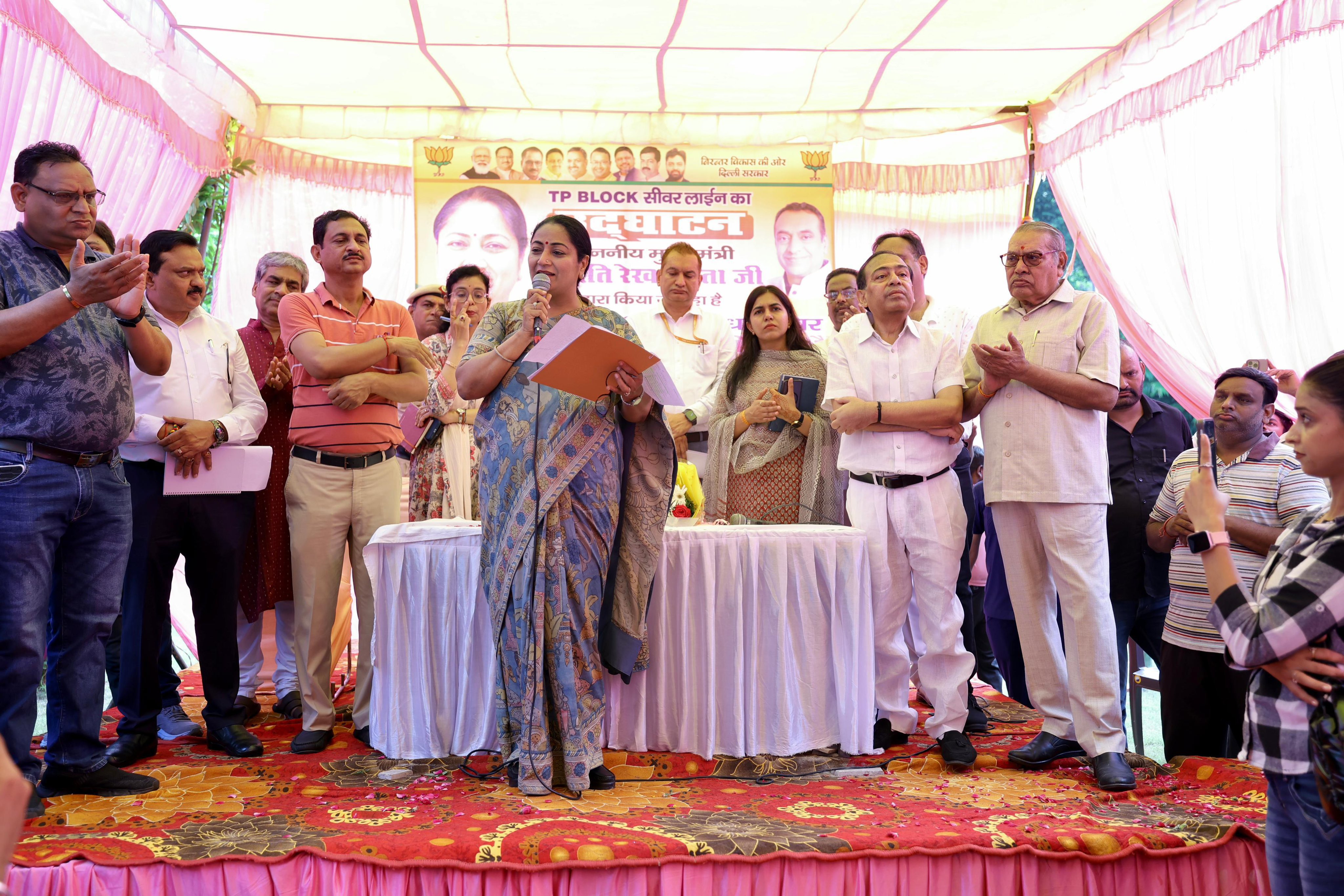 दिल्ली के शालीमार बाग के टीपी ब्लॉक में सीवर लाइन उद्घाटन कार्यक्रम को संबोधित करती