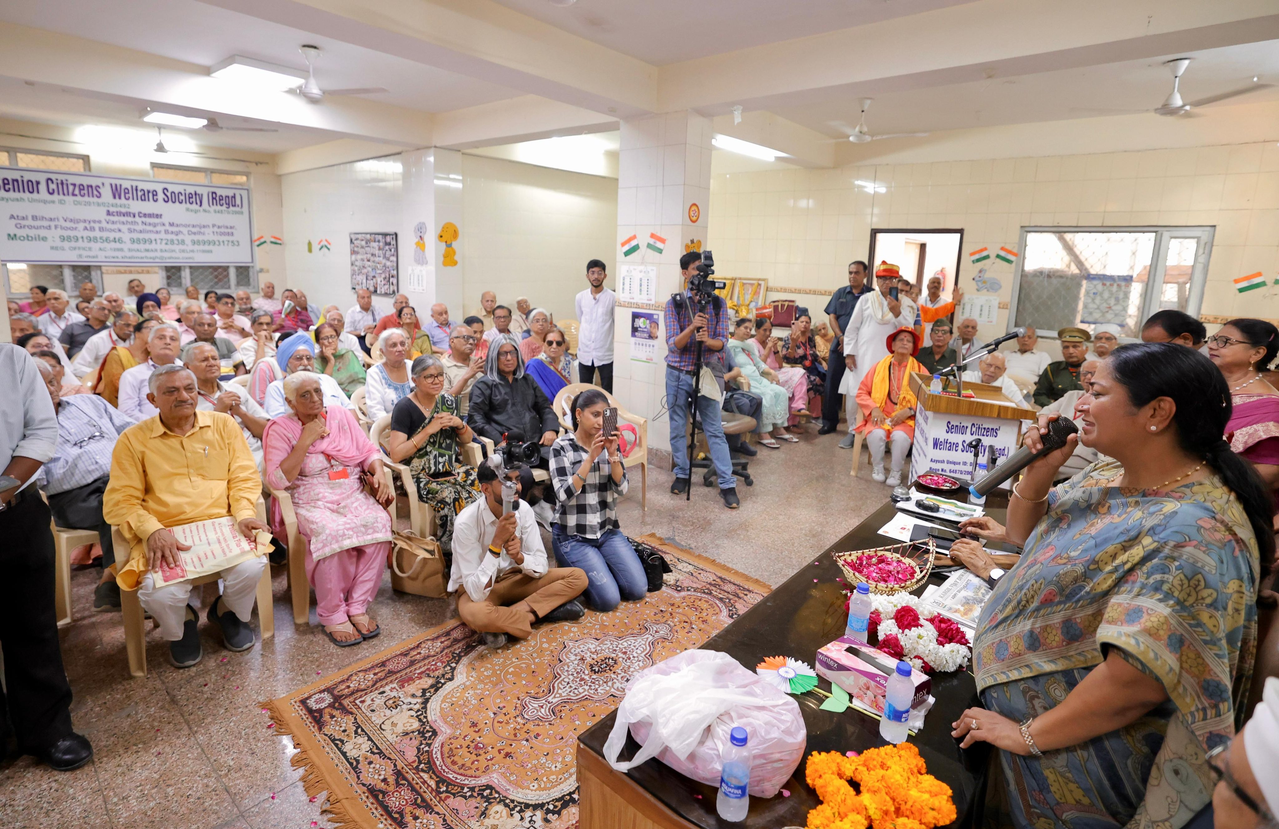 कारगिल विजय दिवस पर शालीमार बाग स्थित वरिष्ठ नागरिक कल्याण सोसायटी में शनिवार को बुजुर्गों से संवाद करती मुख्यमंत्री रेखा गुप्ता कारगिल विजय दिवस पर शालीमार बाग स्थित वरिष्ठ नागरिक कल्याण सोसायटी में शनिवार को बुजुर्गों से संवाद करती मुख्यमंत्री रेखा गुप्ता