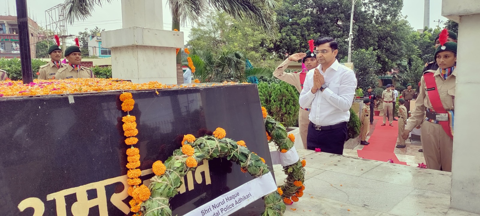 शहिदों को नमन करते अधिकारी