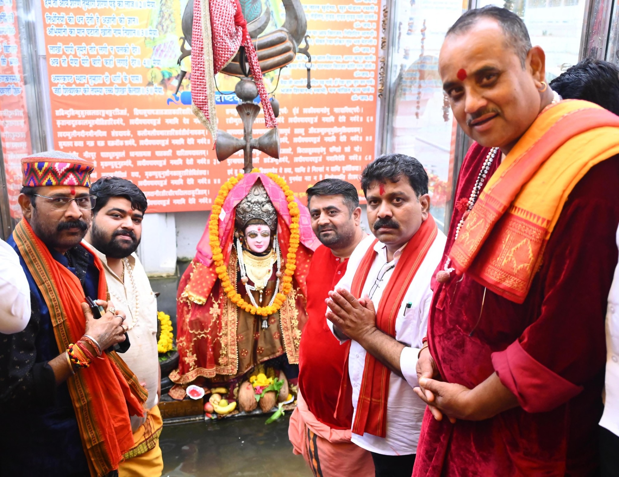 मां नर्मदा उद्गम स्थल में पूजा करते मां नर्मदा उद्गम स्थल में पूजा करते