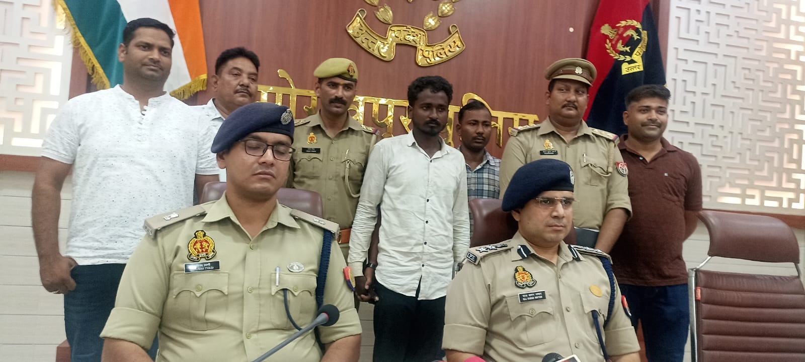 पुलिस लाइन में एसएसपी ने घटना का किया खुलासा, एसपी सिटी, सीओ गोरखनाथ रहे मौजूद* पुलिस लाइन में एसएसपी ने घटना का किया खुलासा, एसपी सिटी, सीओ गोरखनाथ रहे मौजूद*