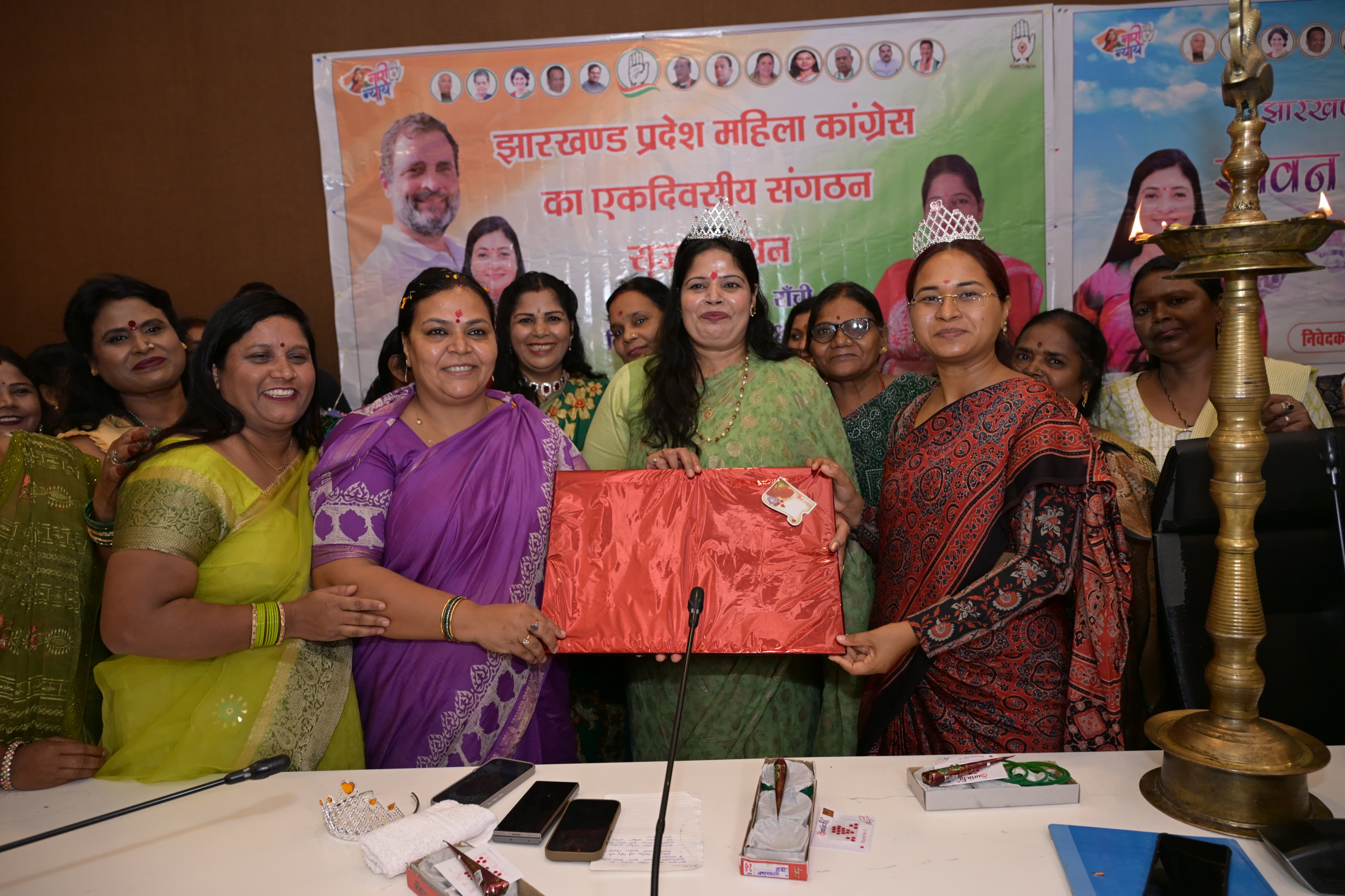 संगठन सृजन कार्यक्रम में मंत्री शिल्पी और दीपिका सिंह संगठन सृजन कार्यक्रम में मंत्री शिल्पी और दीपिका सिंह