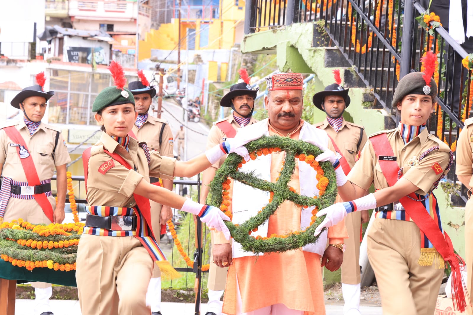 कारगिल युद्ध के शहीद वीर जवानों को पुष्प चक्र व श्रद्धासुमन अर्पित कर श्रद्धांजलि देते विधायक कारगिल युद्ध के शहीद वीर जवानों को पुष्प चक्र व श्रद्धासुमन अर्पित कर श्रद्धांजलि देते विधायक