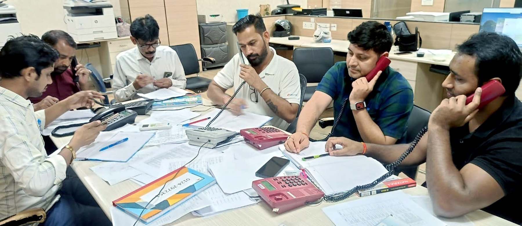 गुरुग्राम में सीईटी परीक्षा को लेकर कॉल सेंटर में जानकारी देते स्टाफ सदस्य। गुरुग्राम में सीईटी परीक्षा को लेकर कॉल सेंटर में जानकारी देते स्टाफ सदस्य।