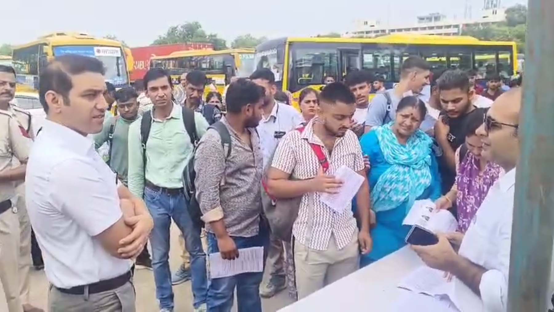 गुरुग्राम में सीईटी परीक्षा को लेकर शटल बसों की जानकारी लेते परीक्षार्थी। गुरुग्राम में सीईटी परीक्षा को लेकर शटल बसों की जानकारी लेते परीक्षार्थी।