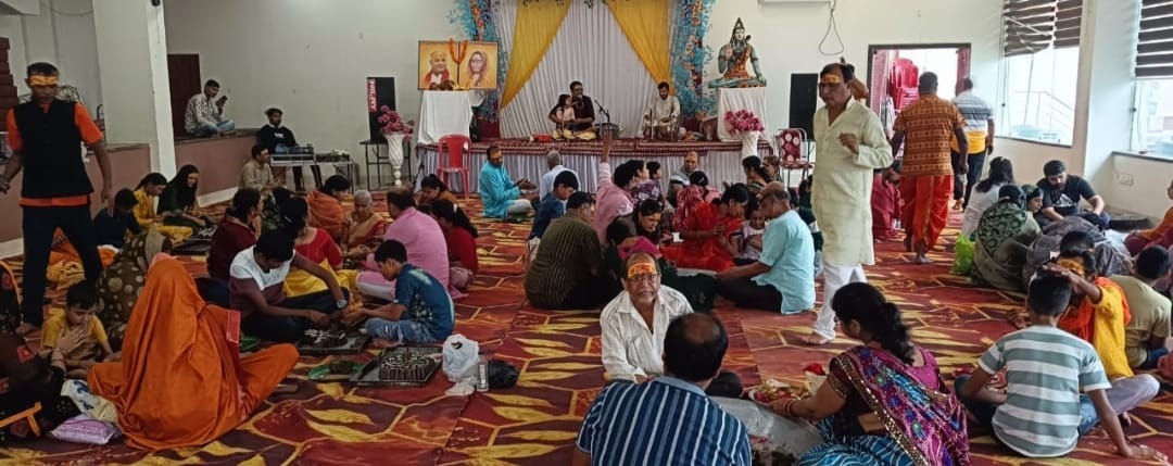 दद्दा शिष्य परिवार ने असंख्य पार्थिव शिवलिंग निर्माण करते लाेग दद्दा शिष्य परिवार ने असंख्य पार्थिव शिवलिंग निर्माण करते लाेग
