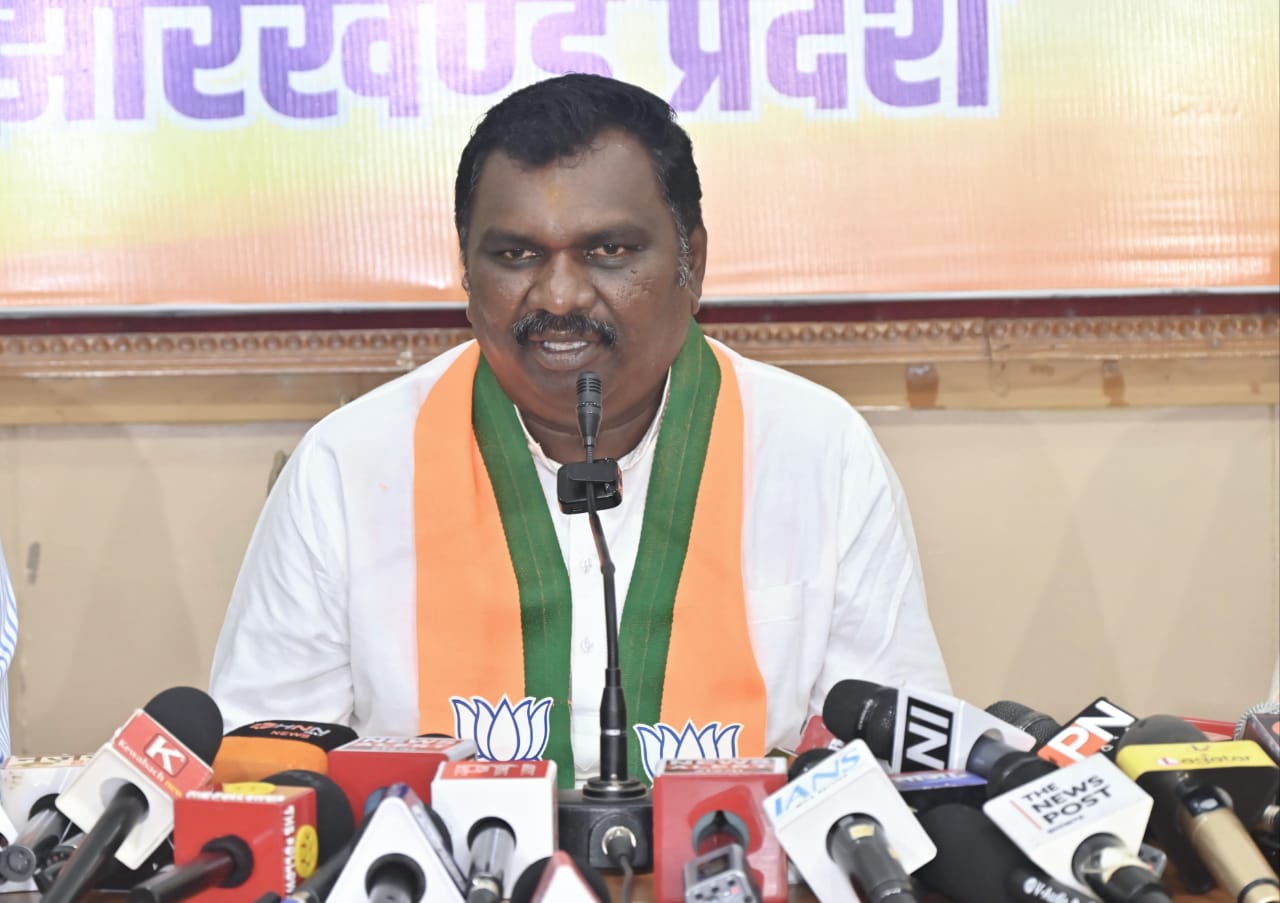 प्रेस वार्ता करते भाजपा नेता अमर बाउरी प्रेस वार्ता करते भाजपा नेता अमर बाउरी