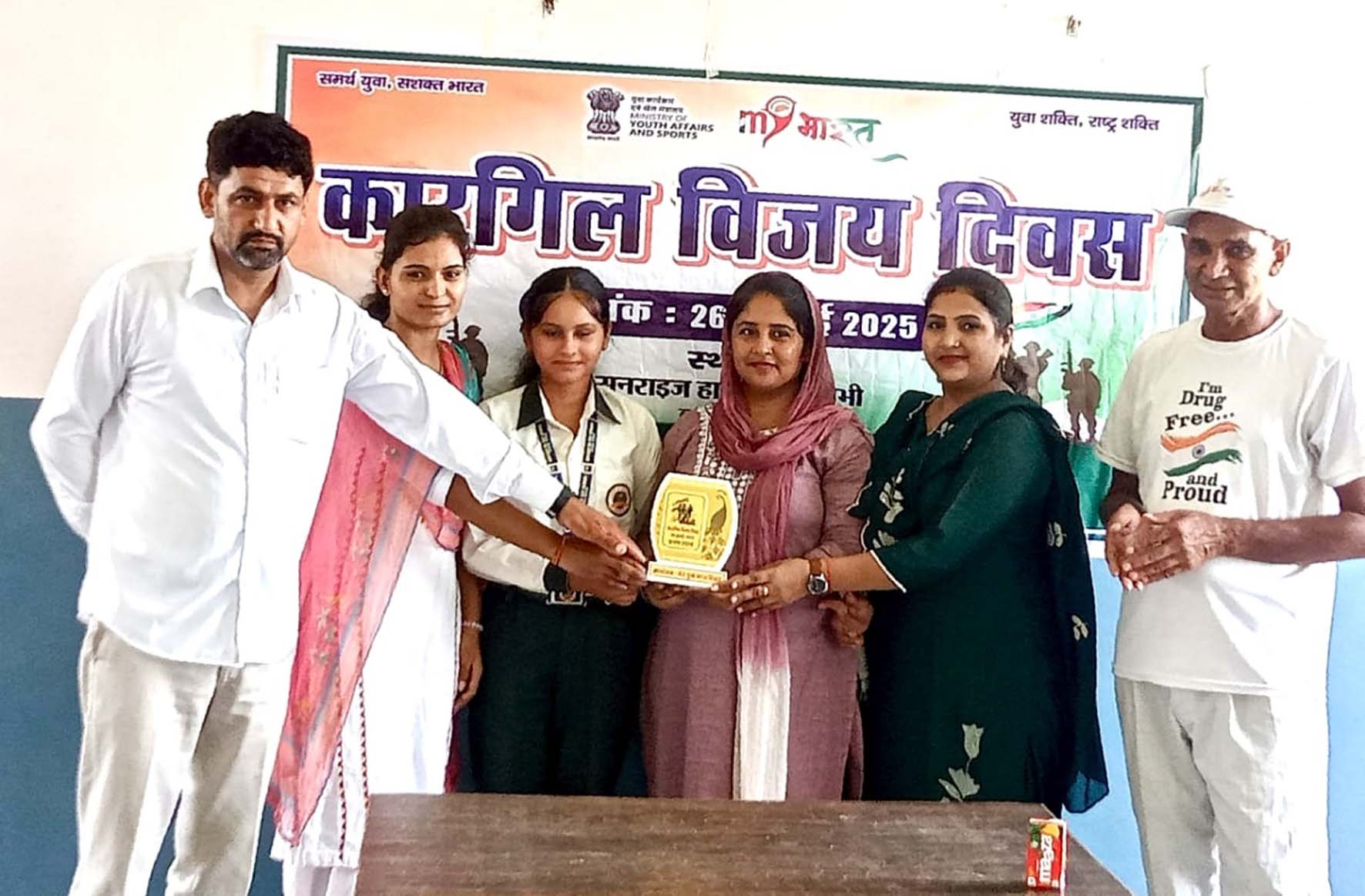 विजेता छात्राओं को सम्मानित करते अतिथि।