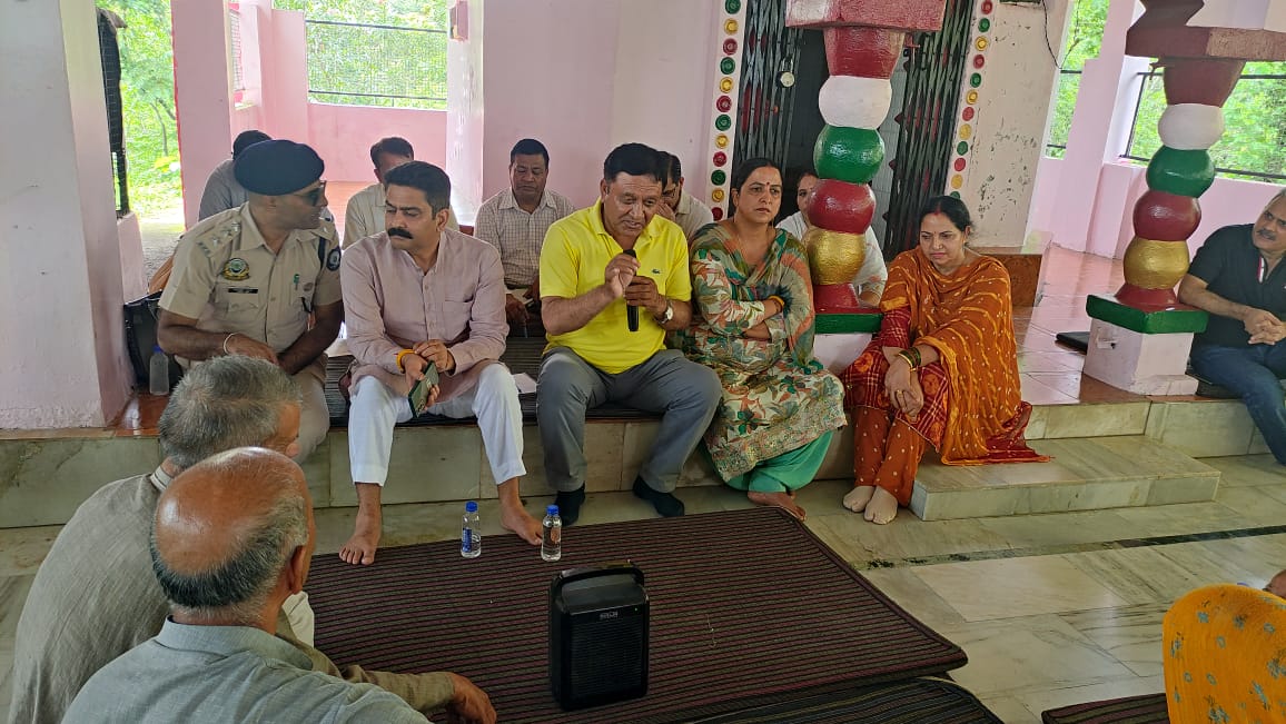 आवदा प्रभावितों के साथ बागवानी मंत्री ।