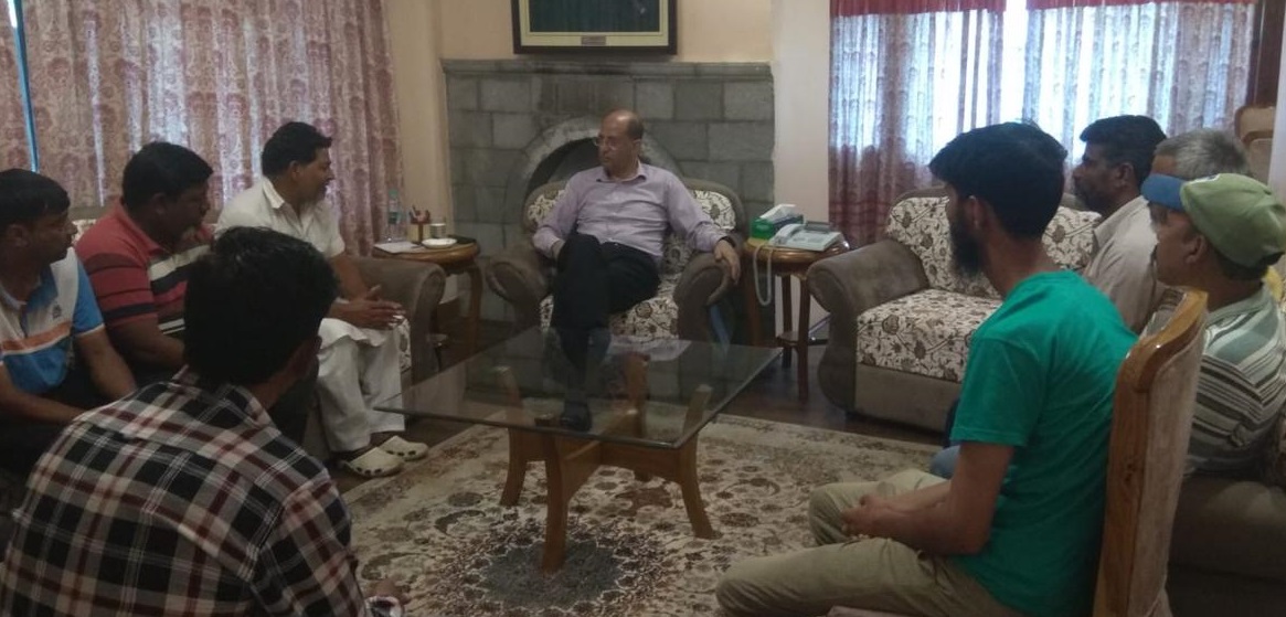 मुख्यमंत्री के सलाहकार ने सफाई कर्मचारियों के प्रतिनिधियों से मुलाकात की, जायज़ मांगों पर कार्रवाई का दिया आश्वासन मुख्यमंत्री के सलाहकार ने सफाई कर्मचारियों के प्रतिनिधियों से मुलाकात की, जायज़ मांगों पर कार्रवाई का दिया आश्वासन