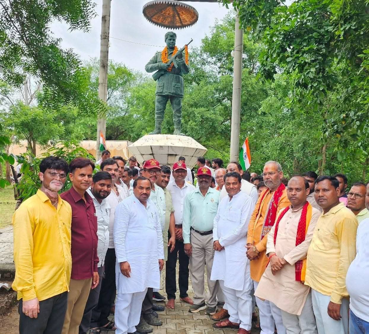 शहीदों को याद करते हैं भाजपा पार्टी के विधायक बनकर करता शहीदों को याद करते हैं भाजपा पार्टी के विधायक बनकर करता