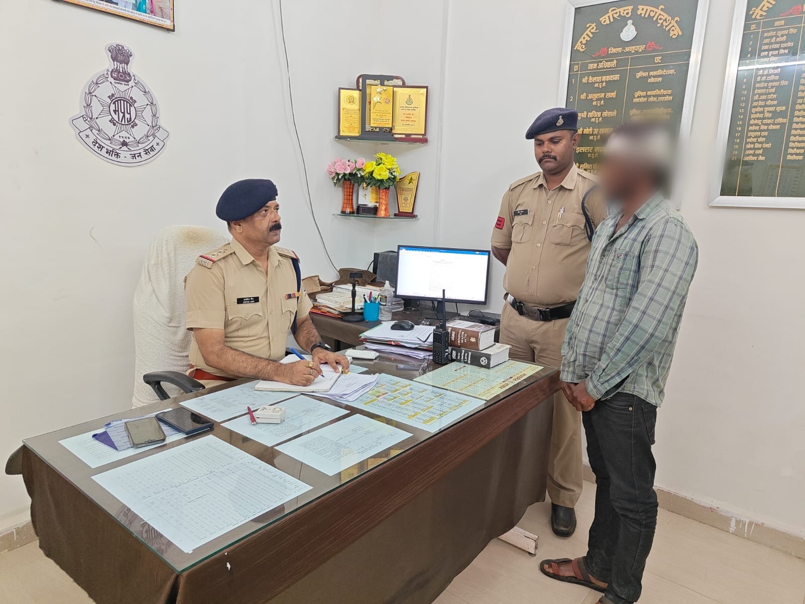 अराेपित से पूछतांछ करती पुलिस