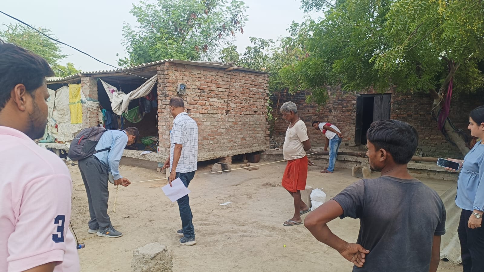 जीरो पावर्टी की पहली लाभार्थी रूबी के आवास की नापजाेख करते हुए अधिकारीगण जीरो पावर्टी की पहली लाभार्थी रूबी के आवास की नापजाेख करते हुए अधिकारीगण