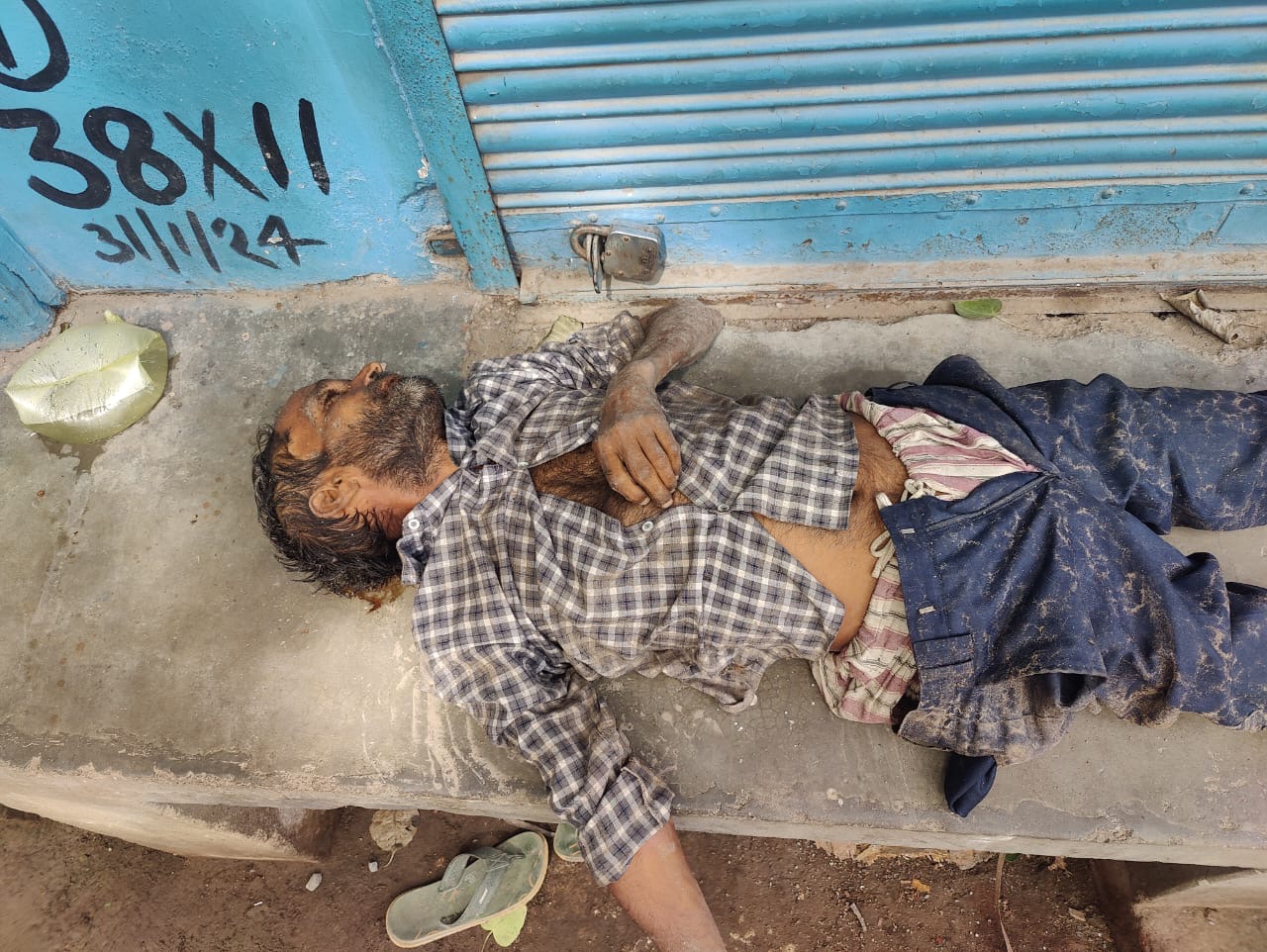 गंगापुर चौराहे के पास सड़क किनारे पड़ा मिला अधेड़ व्यक्ति का शव गंगापुर चौराहे के पास सड़क किनारे पड़ा मिला अधेड़ व्यक्ति का शव
