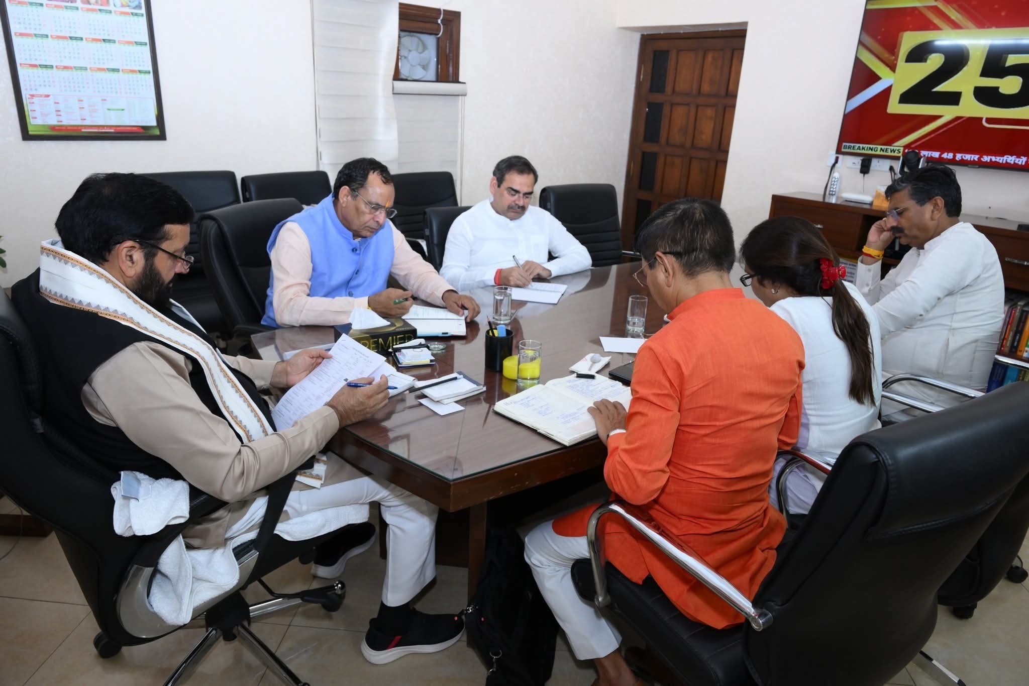 भाजपा की छोटी टाेली की बैठक में भाग लेते मुख्यमंत्री नायब सैनी भाजपा की छोटी टाेली की बैठक में भाग लेते मुख्यमंत्री नायब सैनी