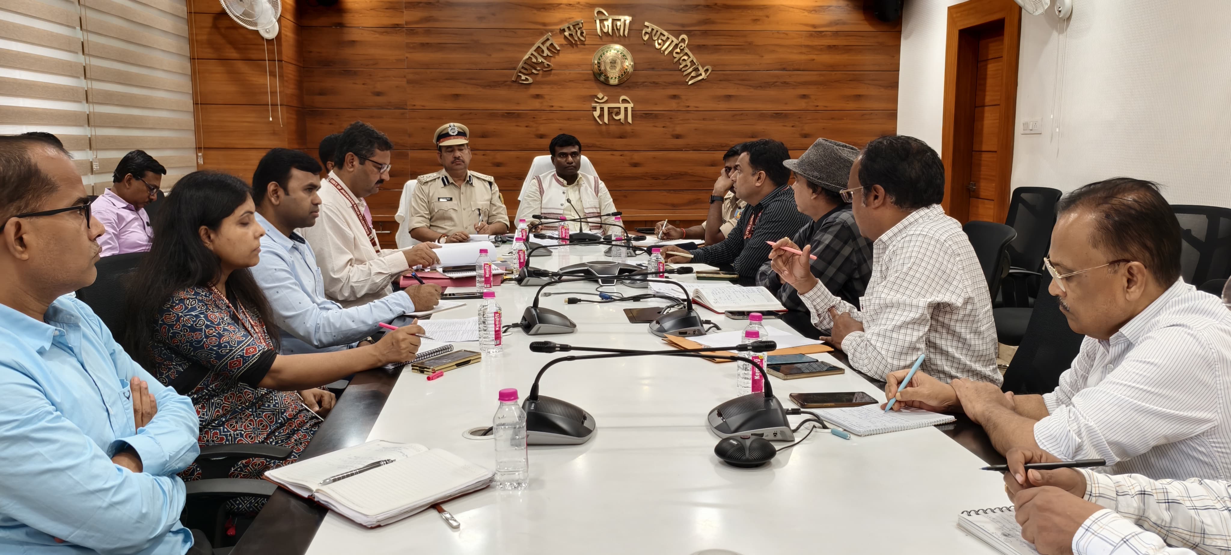 बैठक करते उपायुक्त, एसएसपी सहित अन्य बैठक करते उपायुक्त, एसएसपी सहित अन्य
