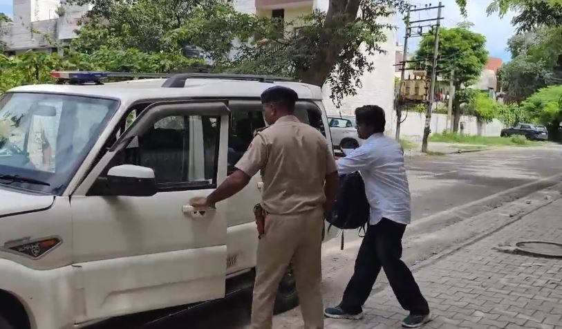 युवक काे परीक्षा केंद्र लेकर जाते पुलिस कर्मी युवक काे परीक्षा केंद्र लेकर जाते पुलिस कर्मी