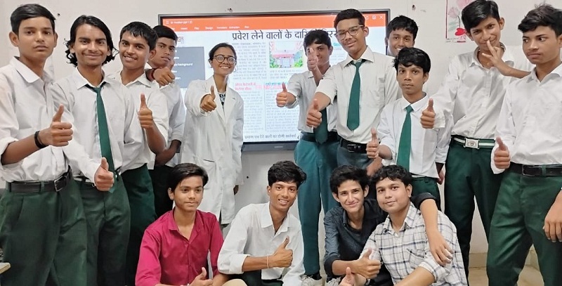 सरकारी स्कूलों के विद्यार्थियों को सफलता के लिए कर रही प्रेरित सरकारी स्कूलों के विद्यार्थियों को सफलता के लिए कर रही प्रेरित