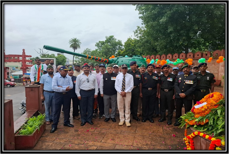 कारगिल विजय दिवस:विजय स्मारक पर शहीदों को नमन करते हुए पुष्प चक्र और श्रद्धा सुमन किए अर्पित कारगिल विजय दिवस:विजय स्मारक पर शहीदों को नमन करते हुए पुष्प चक्र और श्रद्धा सुमन किए अर्पित