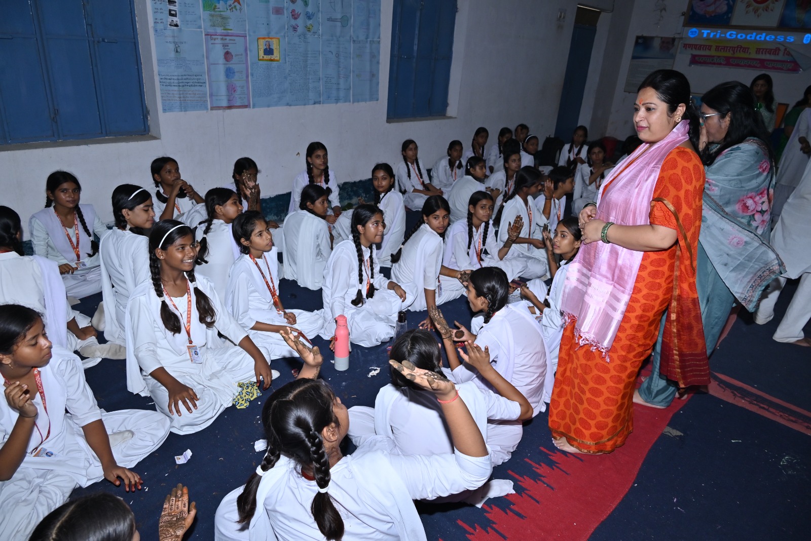 संबोधित करती प्रीति शेखर संबोधित करती प्रीति शेखर