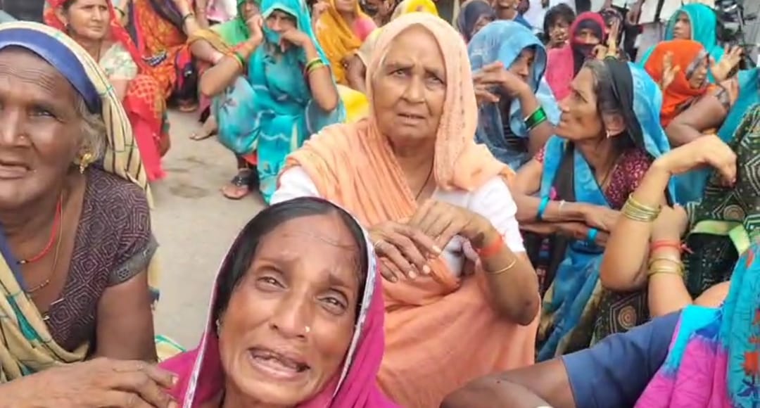 हमीरपुर में गधे के झुंड ने मासूम को रौंदा, मौत, परिजनों ने लगाया जाम हमीरपुर में गधे के झुंड ने मासूम को रौंदा, मौत, परिजनों ने लगाया जाम