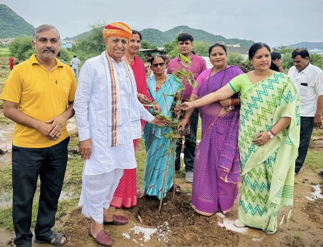 विधानसभा अध्यक्ष व केंद्रीय कृषि राज्य मंत्री ने किया पौधारोपण, ‘हरियालो राजस्थान’ अभियान को दिया बढ़ावा विधानसभा अध्यक्ष व केंद्रीय कृषि राज्य मंत्री ने किया पौधारोपण, ‘हरियालो राजस्थान’ अभियान को दिया बढ़ावा
