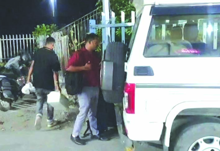 पुलिस गिरफ्त में आरोपित पुलिस गिरफ्त में आरोपित