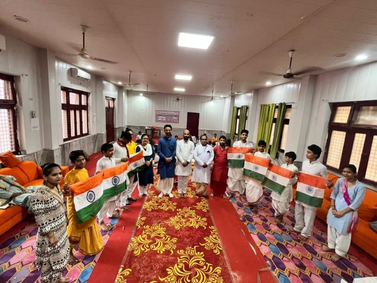 शहीदों को श्रद्धांजलि देते संस्कृत के छात्र शहीदों को श्रद्धांजलि देते संस्कृत के छात्र