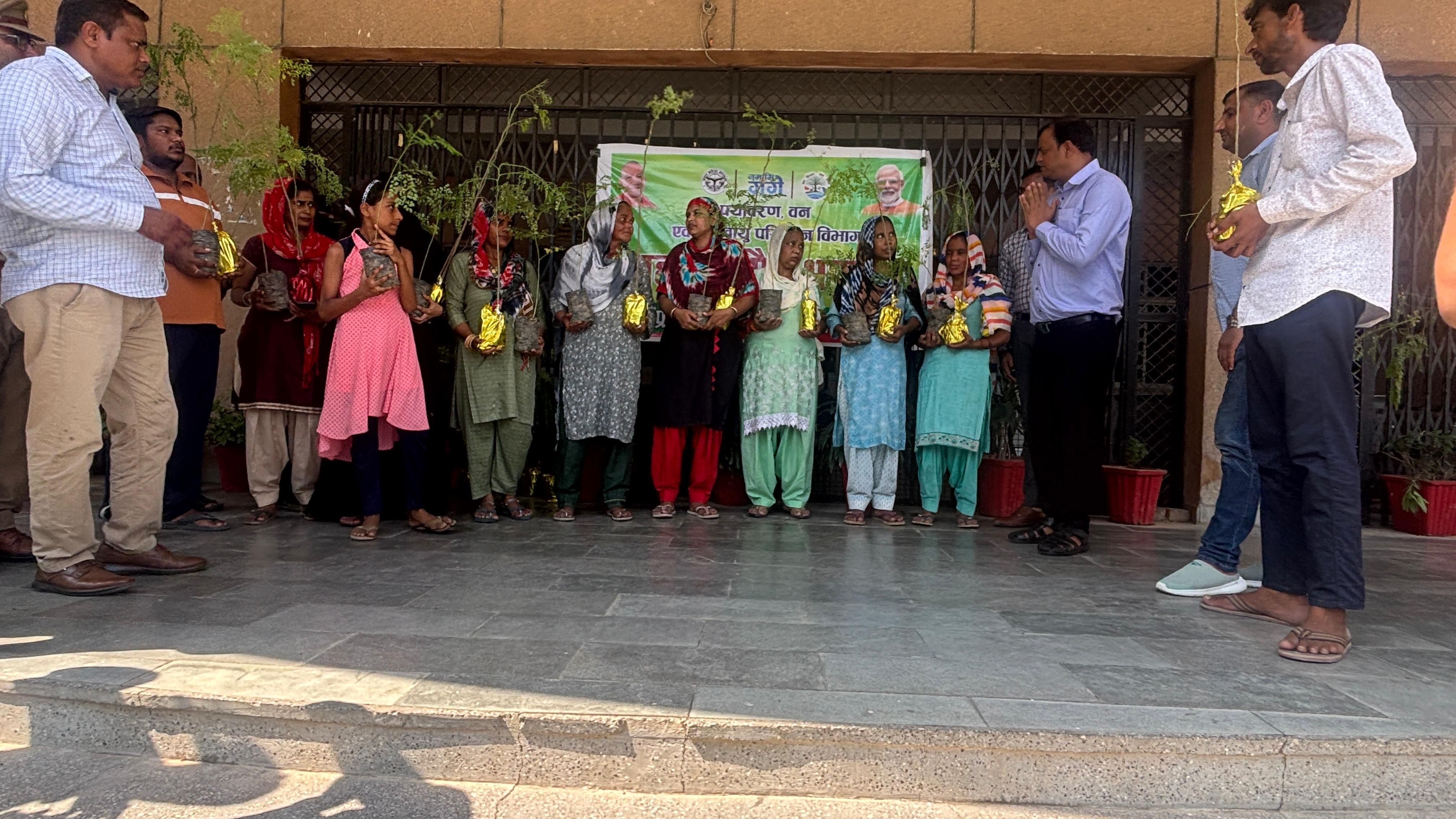 लाभार्थियों को पौधे भेंट करते वन विभाग के अधिकारी लाभार्थियों को पौधे भेंट करते वन विभाग के अधिकारी