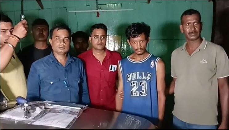 देसी कट्टा के साथ गिरफ्तार युवक से पूछताछ करती पुलिस टीम देसी कट्टा के साथ गिरफ्तार युवक से पूछताछ करती पुलिस टीम