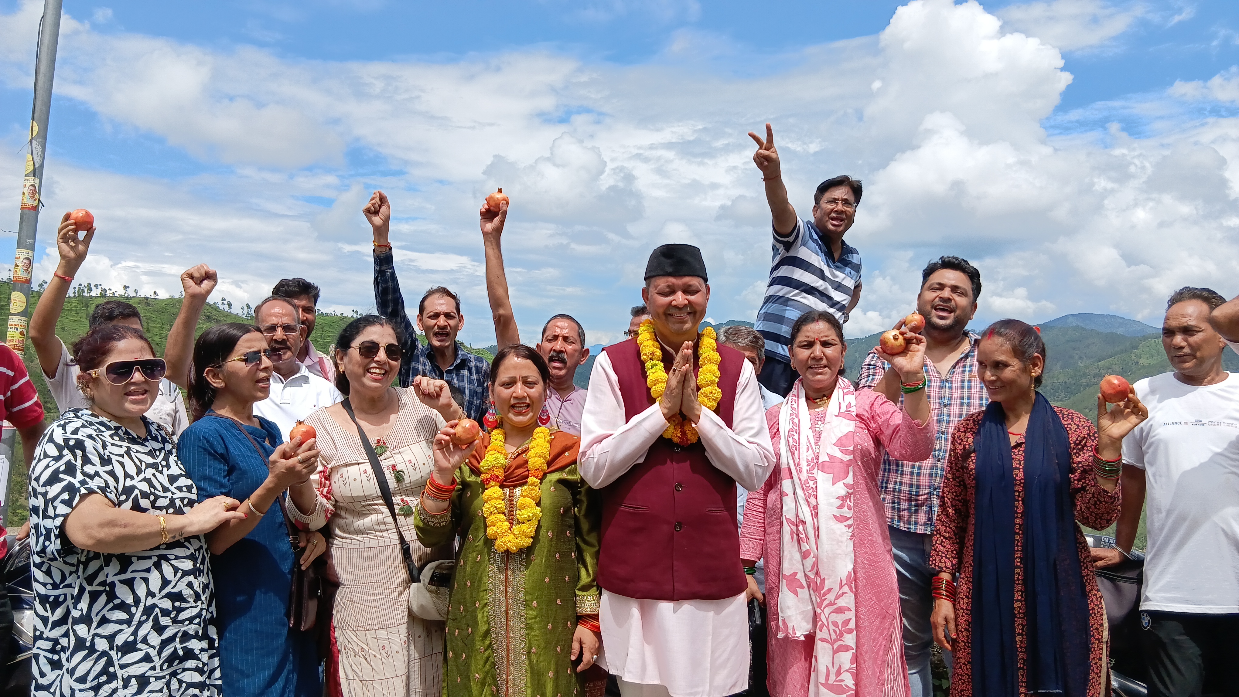 पवई सीट से क्षेत्र पंचायत सदस्य आनंद सिंह नेगी समर्थकों के साथ वोट मांगते हुए