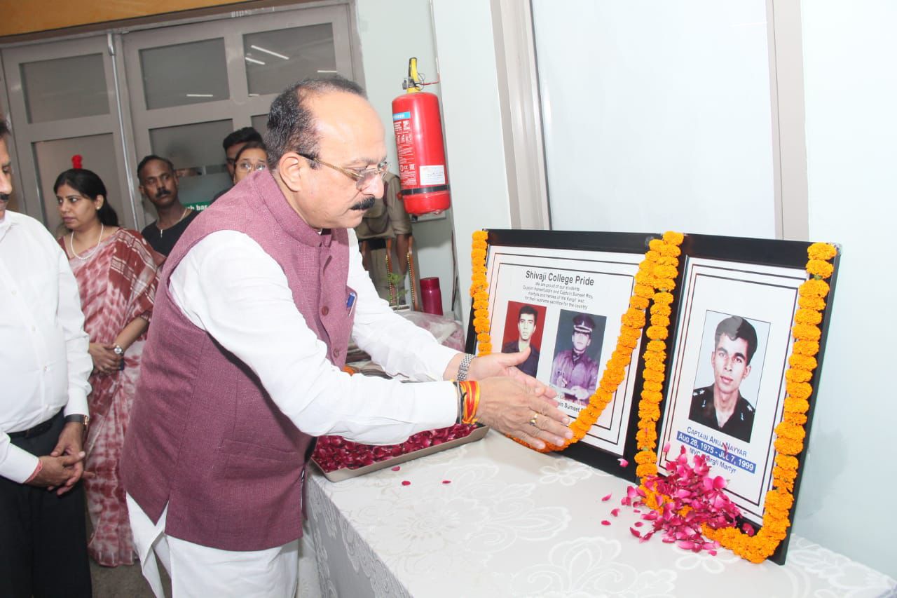 दिल्ली विश्वविद्यालय के शिवाजी कॉलेज में कारगिल विजय दिवस पर देश के वीर सपूतों को श्रद्धांजलि अर्पित करते शिक्षा मंत्री आशीष सूद दिल्ली विश्वविद्यालय के शिवाजी कॉलेज में कारगिल विजय दिवस पर देश के वीर सपूतों को श्रद्धांजलि अर्पित करते शिक्षा मंत्री आशीष सूद