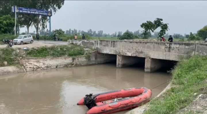 नहर में डूबे मामा व भांजियों को तलाशने के लिए घटनास्थल पर लाई गई बोट। नहर में डूबे मामा व भांजियों को तलाशने के लिए घटनास्थल पर लाई गई बोट।