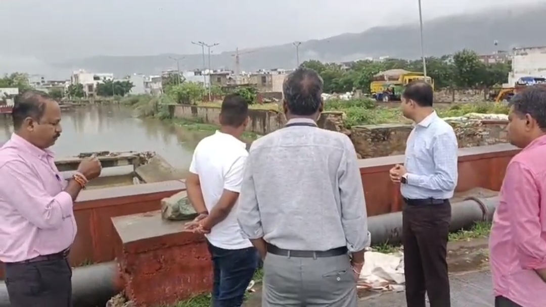 एक सप्ताह की खामोशी के बाद बरसे मेघ, सावन का शनिवार बना खुशनुमा एक सप्ताह की खामोशी के बाद बरसे मेघ, सावन का शनिवार बना खुशनुमा
