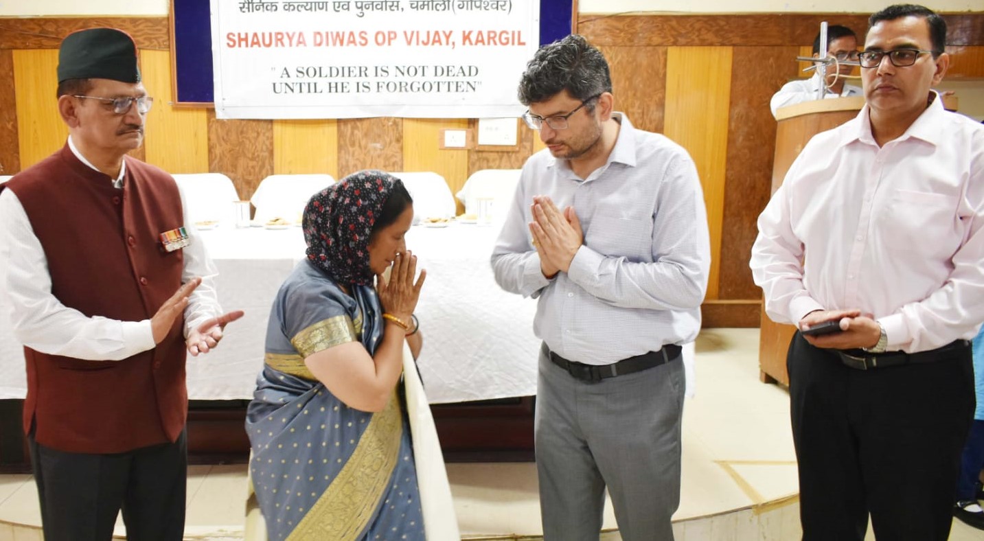 गोपेश्वर में कारगिल विजय दिवस पर वीर नारियों को सम्मानित करते हुए डीएम व अन्य। गोपेश्वर में कारगिल विजय दिवस पर वीर नारियों को सम्मानित करते हुए डीएम व अन्य।