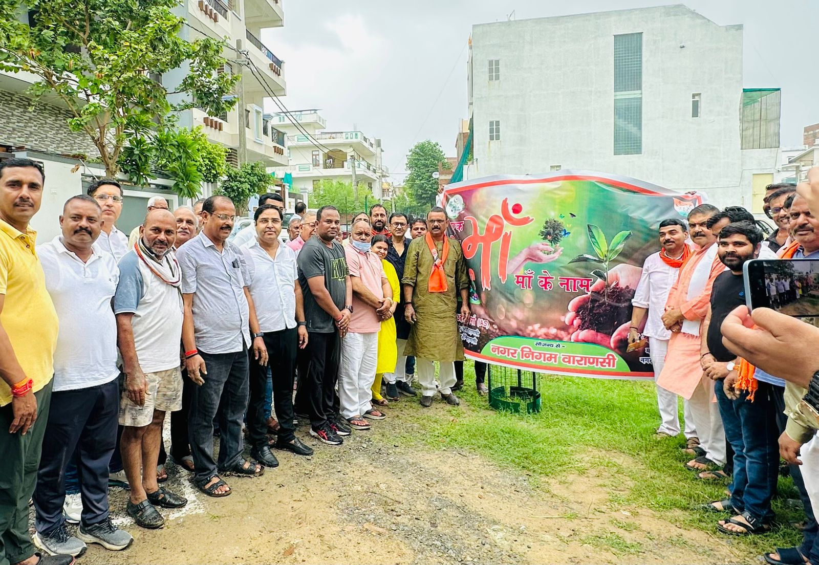 महापौर ‘‘एक पेड़ मॉ के नाम’’ अभियान में पौधा लगाते हुए महापौर ‘‘एक पेड़ मॉ के नाम’’ अभियान में पौधा लगाते हुए