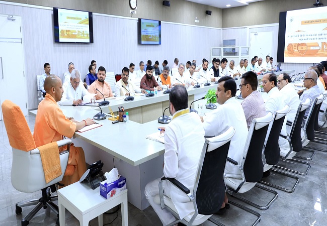 मुख्यमंत्री योगी ने अयोध्या और देवीपाटन मण्डल के जनप्रतिनिधियों के साथ बैठक की मुख्यमंत्री योगी ने अयोध्या और देवीपाटन मण्डल के जनप्रतिनिधियों के साथ बैठक की