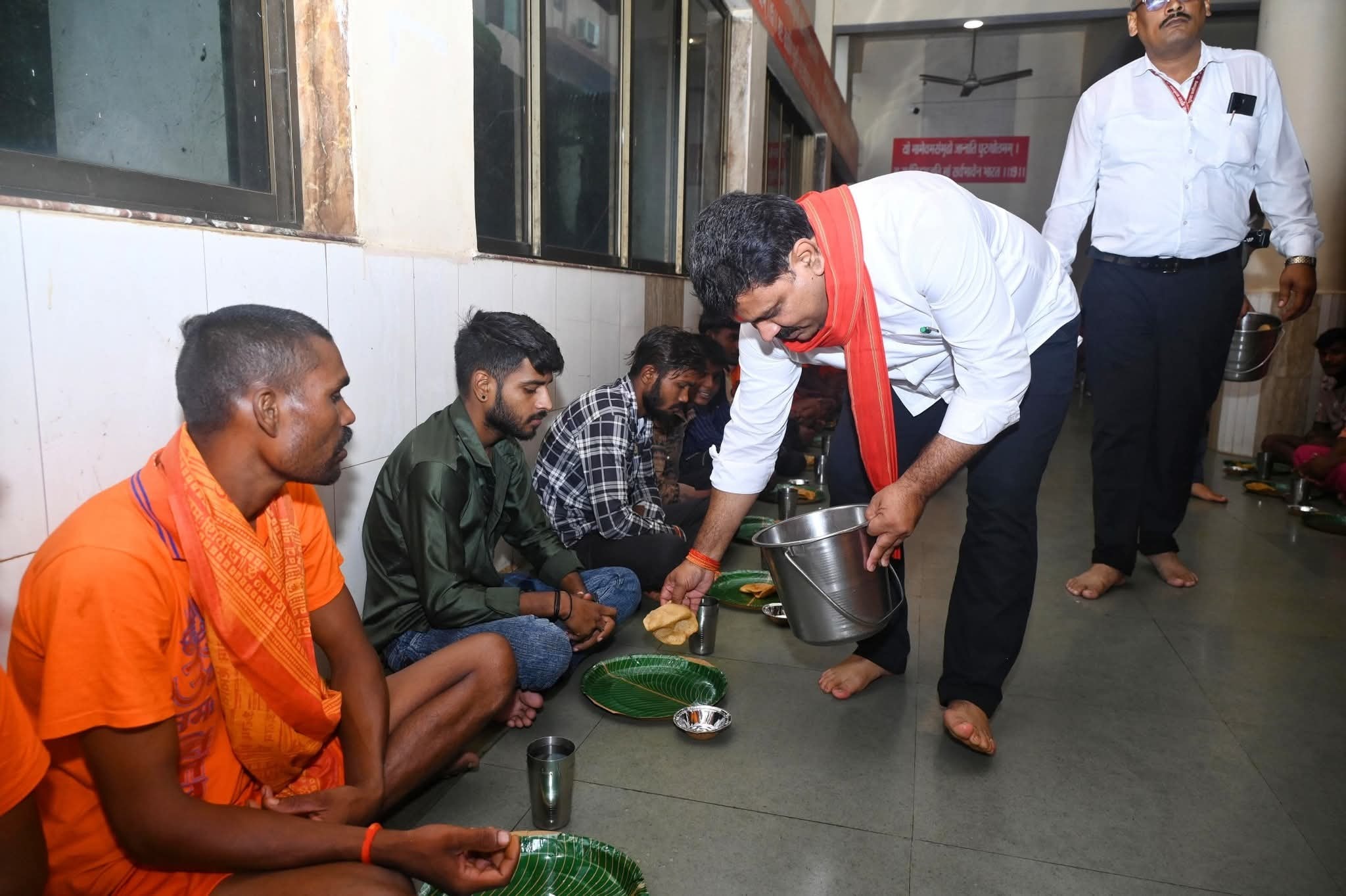 छत्तीसगढ़ के उपमुख्यमंत्री विजय शर्मा कांवड़ियों काे भाेजन पराेसते छत्तीसगढ़ के उपमुख्यमंत्री विजय शर्मा कांवड़ियों काे भाेजन पराेसते