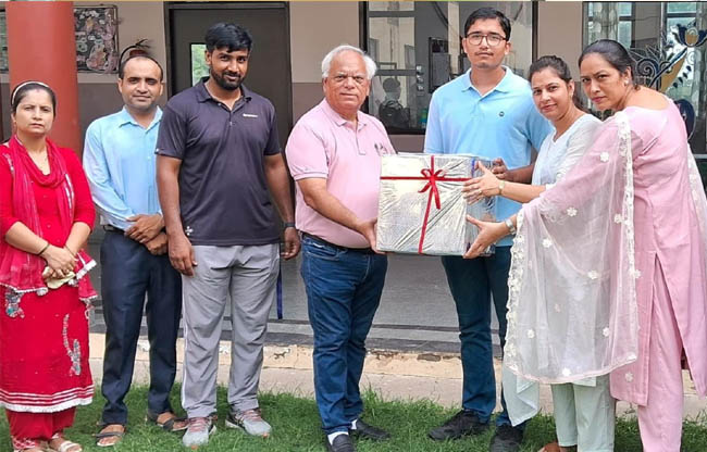 सोनीपत: जेईई एडवांस परीक्षा में सफल छात्र अंशुल को सम्मानित करते चेयरमैन राकेश यादव व शिक्षक। सोनीपत: जेईई एडवांस परीक्षा में सफल छात्र अंशुल को सम्मानित करते चेयरमैन राकेश यादव व शिक्षक।