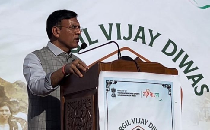 केंद्रीय मंत्री मनसुख मंडाविया ने कारगिल युद्ध में शहीद हुए सैनिकों को श्रद्धांजलि देने के लिए सैकड़ों युवाओं के साथ की पदयात्रा केंद्रीय मंत्री मनसुख मंडाविया ने कारगिल युद्ध में शहीद हुए सैनिकों को श्रद्धांजलि देने के लिए सैकड़ों युवाओं के साथ की पदयात्रा