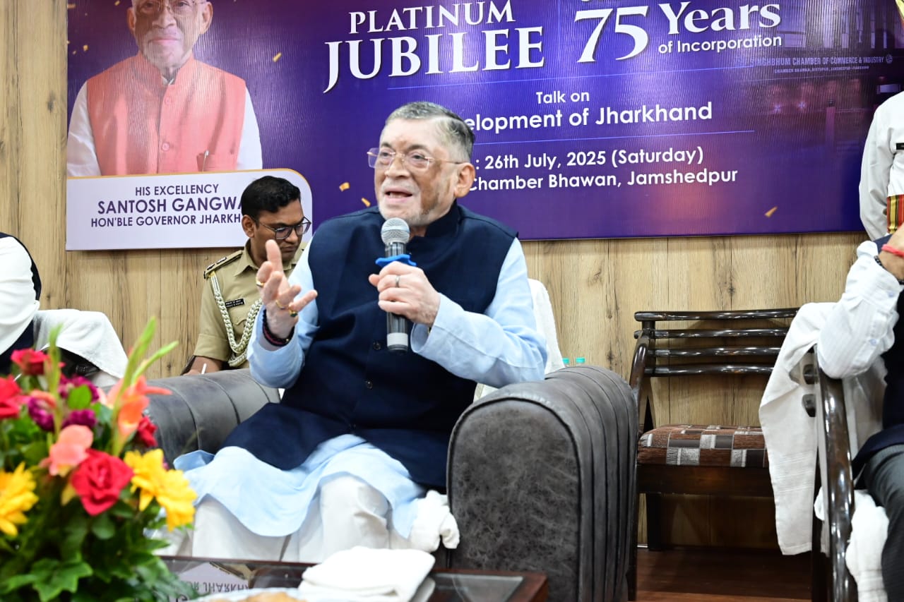 राज्यपाल कार्यक्रम को संबोधित करते हुए राज्यपाल कार्यक्रम को संबोधित करते हुए