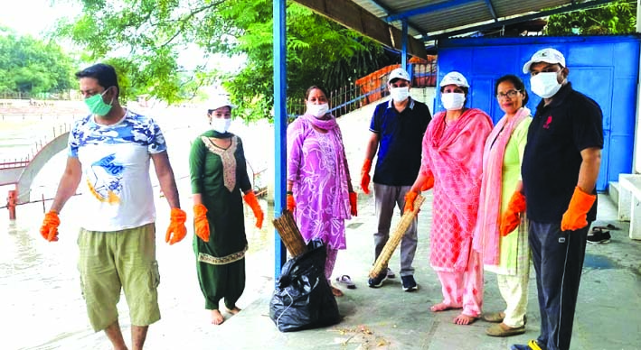 स्वच्छता अभियान चलाते हुए स्वच्छता अभियान चलाते हुए