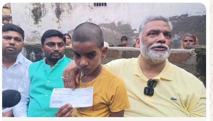 पीड़ित परिवार को चेक देते सांसद