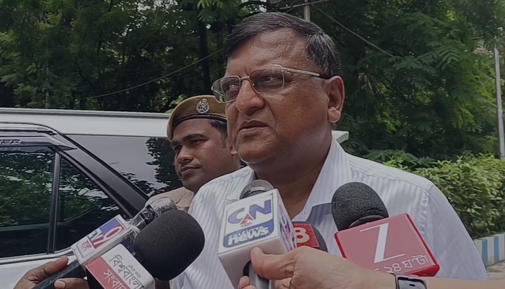 मीडिया से बात करते मुख्य चुनाव अधिकारी मनोज अग्रवाल मीडिया से बात करते मुख्य चुनाव अधिकारी मनोज अग्रवाल