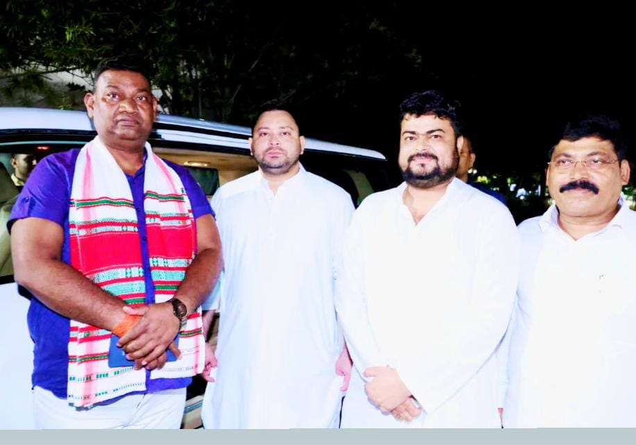तेजस्वी यादव के साथ सत्यानंद भोगता सहित अन्य तेजस्वी यादव के साथ सत्यानंद भोगता सहित अन्य