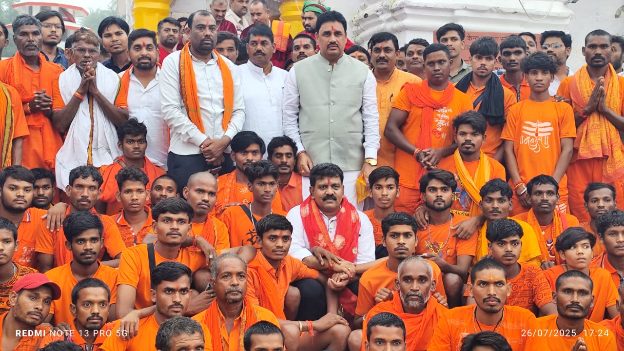 कवर्धा से आए कांवड़ियों का दल के साथ कवर्धा से आए कांवड़ियों का दल के साथ